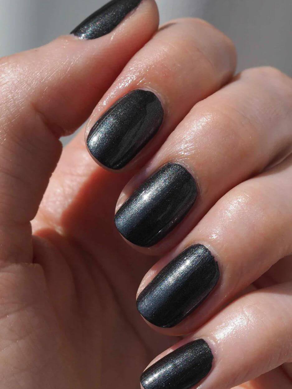 A Muse Me Black, no. 303, Gitti, natural nail polish, natuurlijke nagellak, zwarte glitter nagellak, black glitter nail polish, plant-based nail polish, vegan nail colour, vegan, nail care, nagelverzorging, 23-free, PETA certified, Nourished