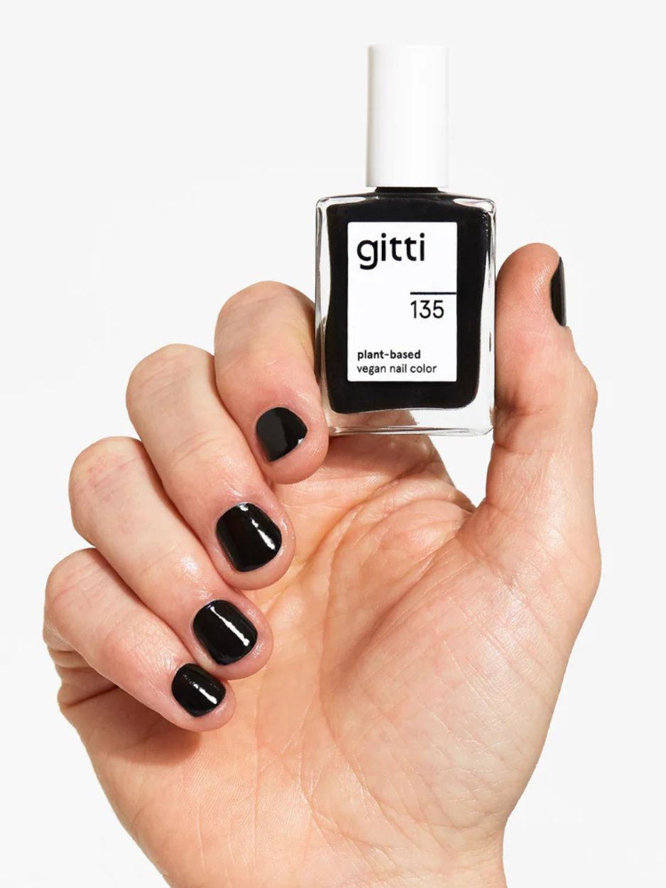 Black, no. 135, Gitti, natural nail polish, natuurlijke nagellak, zwarte nagellak, black nail polish, plant-based nail polish, vegan nail colour, vegan, nail care, nagelverzorging, 23-free, PETA certified, Nourished