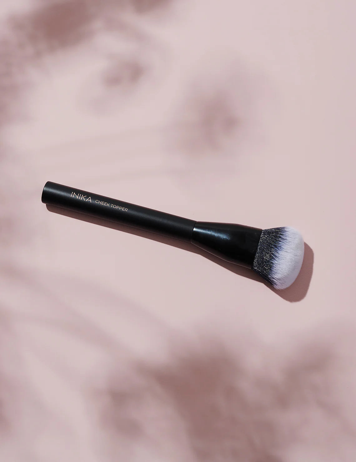 Cheek topper brush, cheek brush, Inika brush, Inika Organic, Inika, Nourished, Nourished Nederland, makeup brush, make-up kwast, contour brush, blush brush, bronzer brush, bronzer kwast, blush kwast, vegan brush, vegan, vegan makeup, natural