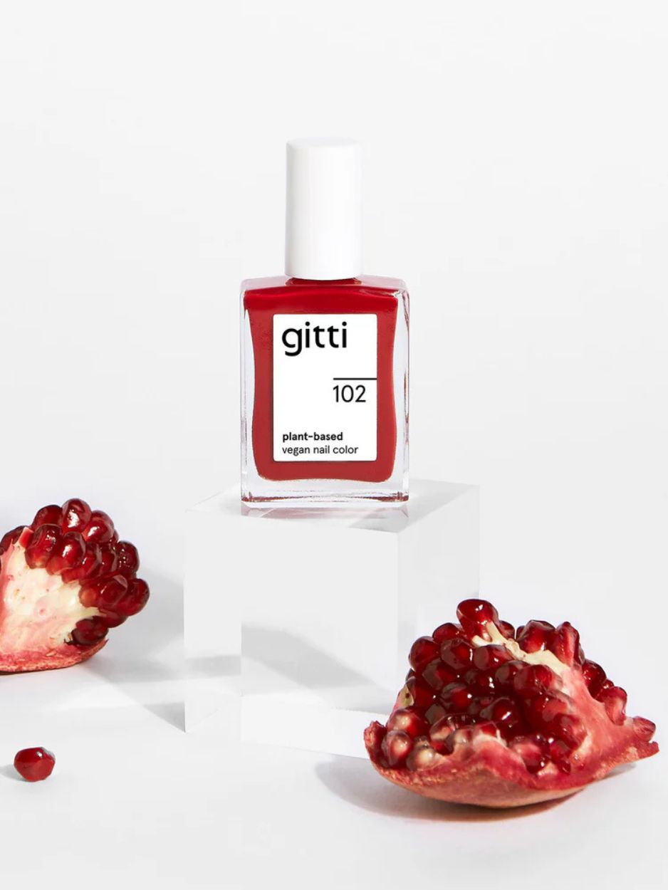 Classic Red, no. 102, Gitti, natural nail polish, natuurlijke nagellak, rode nagellak, red nail polish, plant-based nail polish, vegan nail colour, vegan, nail care, nagelverzorging, 23-free, PETA certified, Nourished